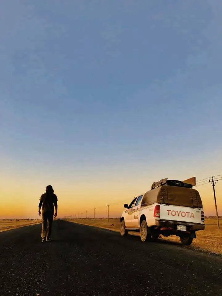 Santiago Tejedor en una carretera en el desierto